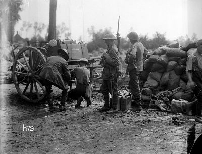 Kiwi soldiers fill water bottles, 1917