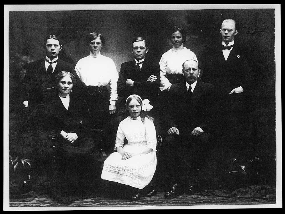 Mills family portrait, circa 1910?