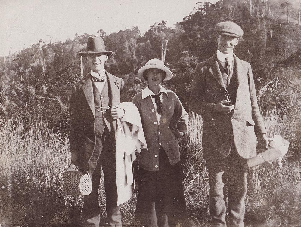 Mckenzie Gibson with his sweetheart Frances Broad, and a friend, prior to the war